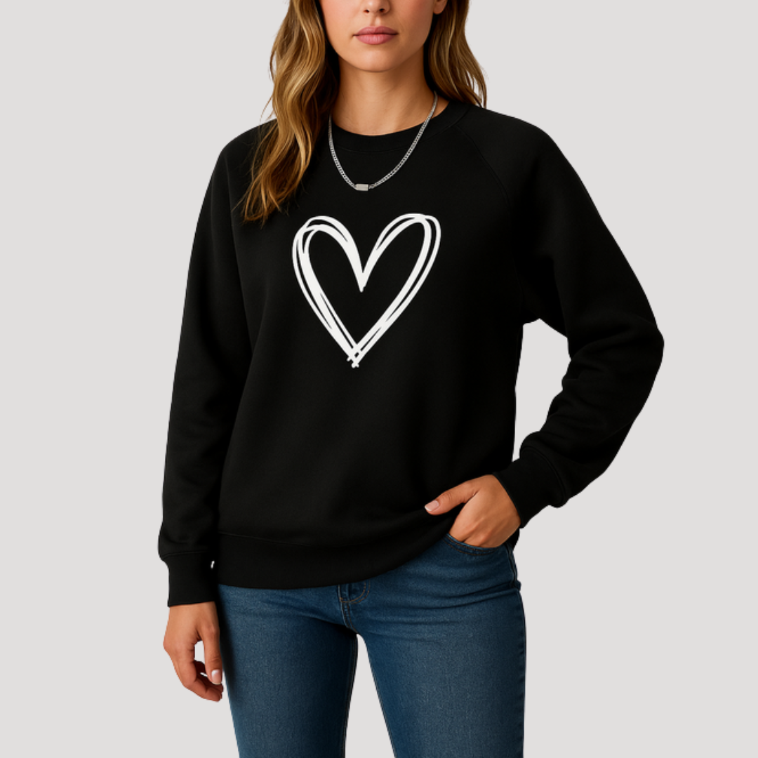 Pull femme col rond, motif cœur, combine élégance décontractée et confort pour les journées d'hiver.