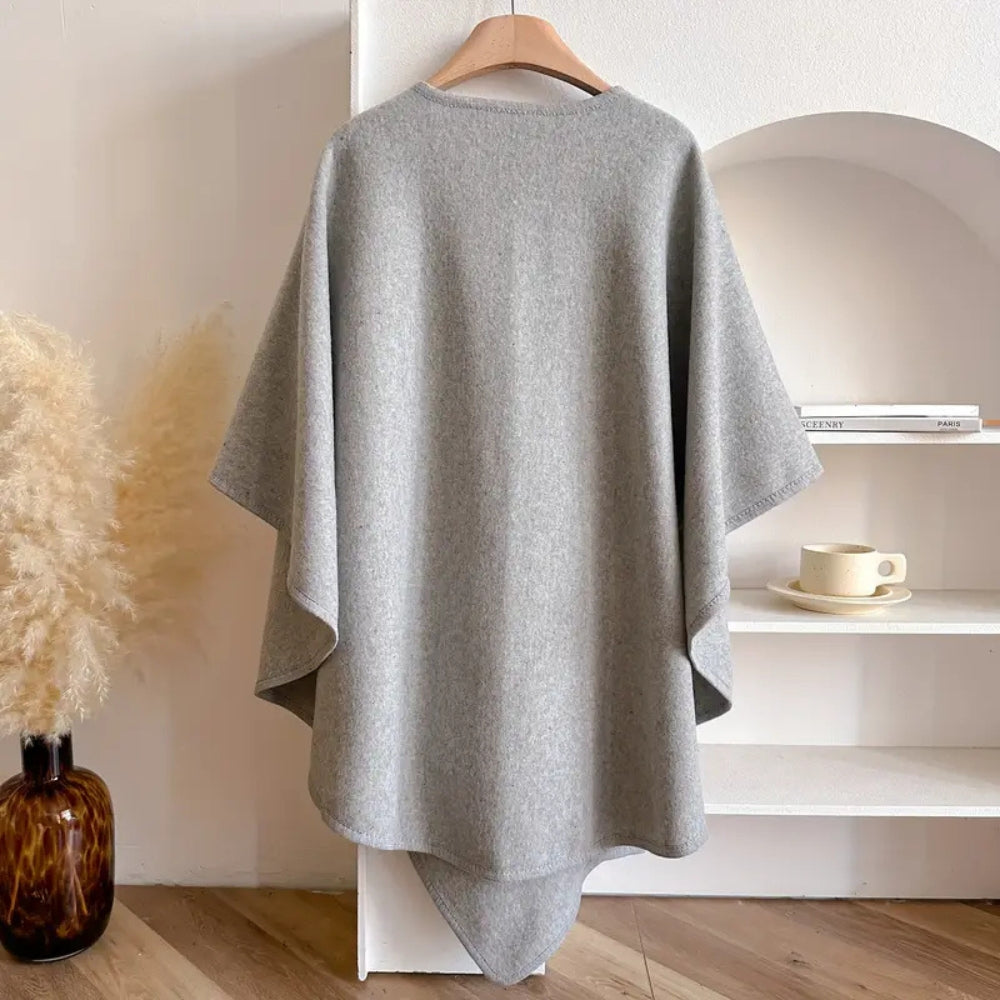 Poncho cape femme sophistiqué. Manteau hiver chaud et coupe-vent élégant, vêtement extérieur chic, look raffiné.
