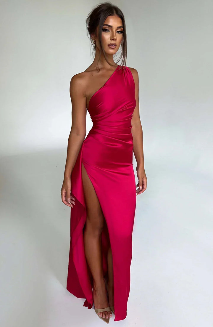 Robe de cocktail satinée asymétrique fendue, pour briller en soirée.