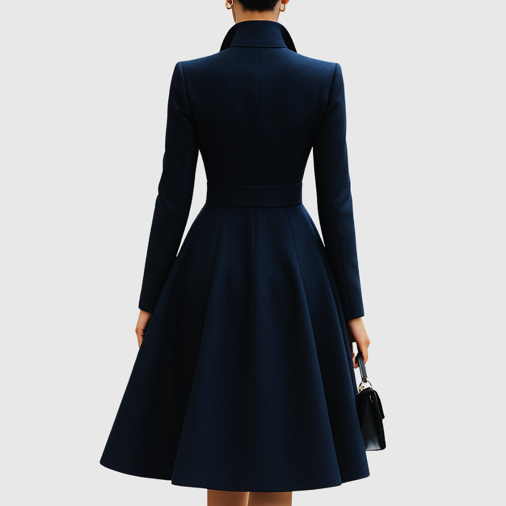 Robe femme style tailleur bleu marine, cintrée, manches longues, parfaite pour look professionnel ou soirée élégante.