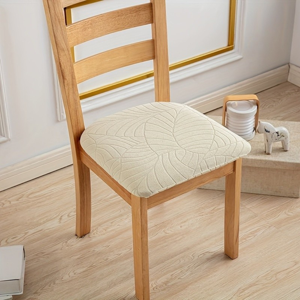 Housse de chaise extensible jacquard, idéale pour relooker votre salle à manger avec élégance. Protection facile.