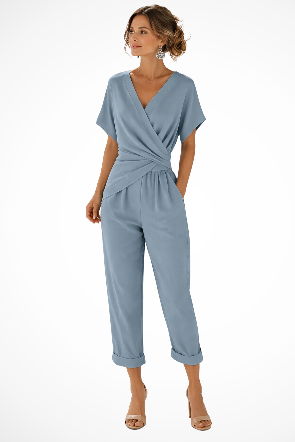Combinaison courte portefeuille femme chic pour l'été. Élégante tenue estivale décontractée avec manches courtes.