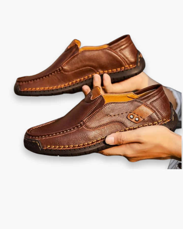 Homme portant des mocassins noirs confortables, alliant style impeccable et élégance pour un look urbain.