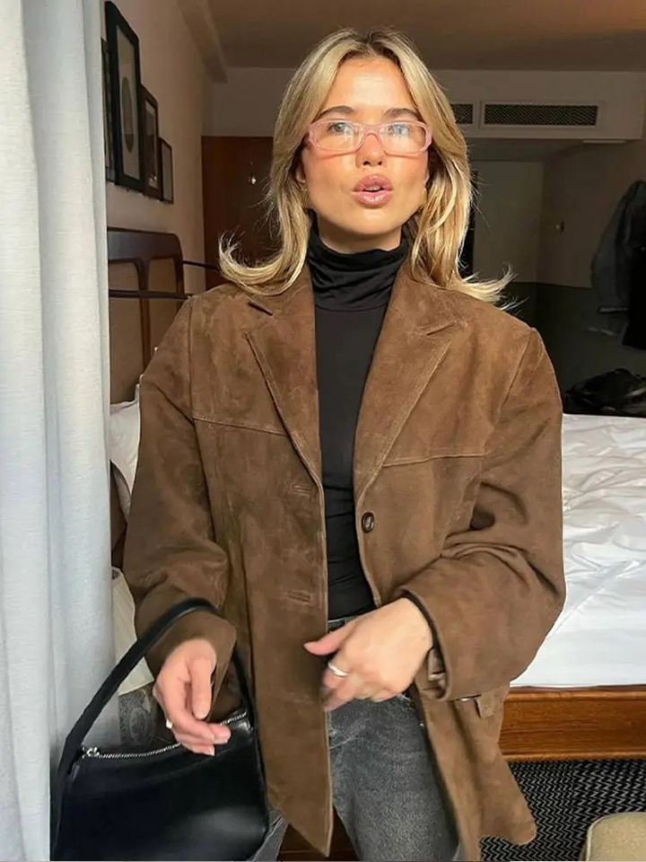 Blazer femme oversize marron, pièce tendance pour un look moderne, confortable et stylé. Mode féminine.