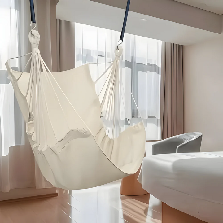 Hamac fauteuil suspendu en corde de coton blanc, parfait pour intérieur, chambre ou salon confortable.
