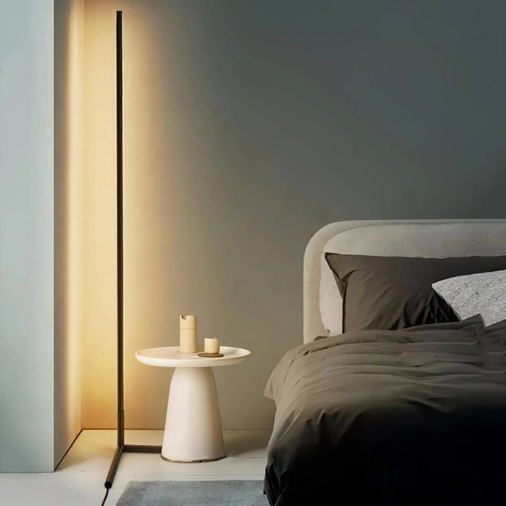 Lampadaire LED intelligent et minimaliste pour salon, design slim, éclairage d'ambiance moderne et économie d'énergie.