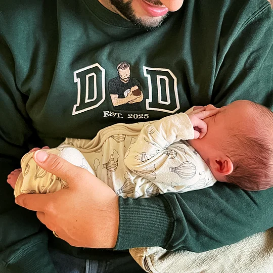 Hoodie homme personnalisé avec broderie photo unique, parfait pour un cadeau spécial et touchant.