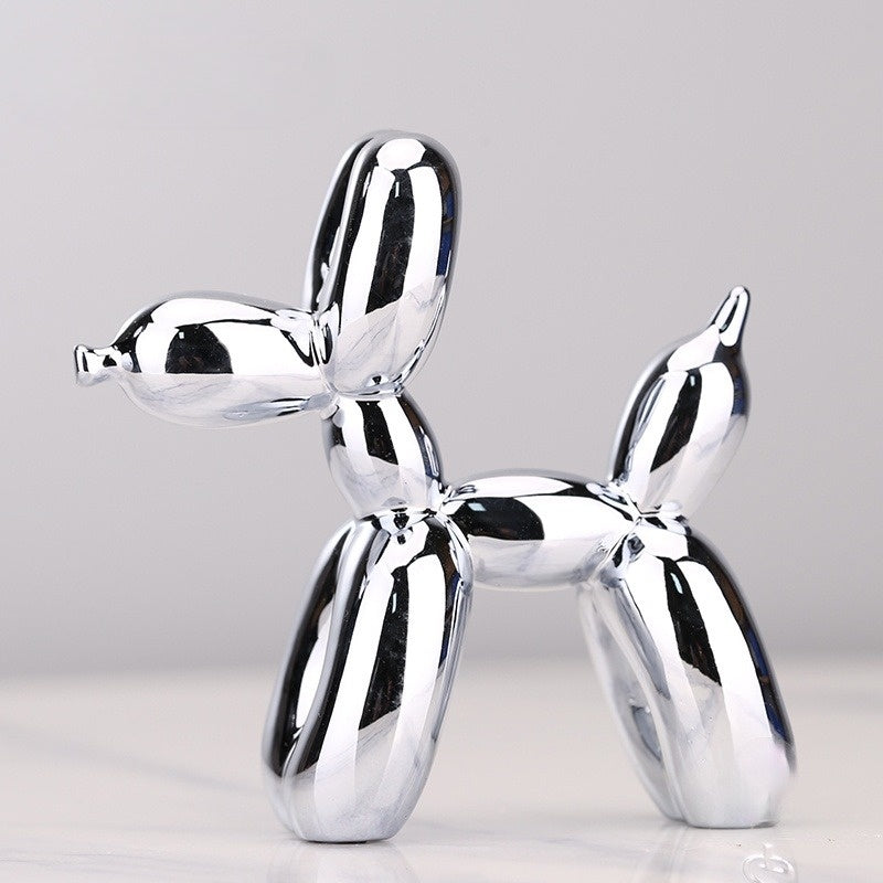 Sculpture de chien ballon moderne, décoration intérieure brillante et fantaisie.