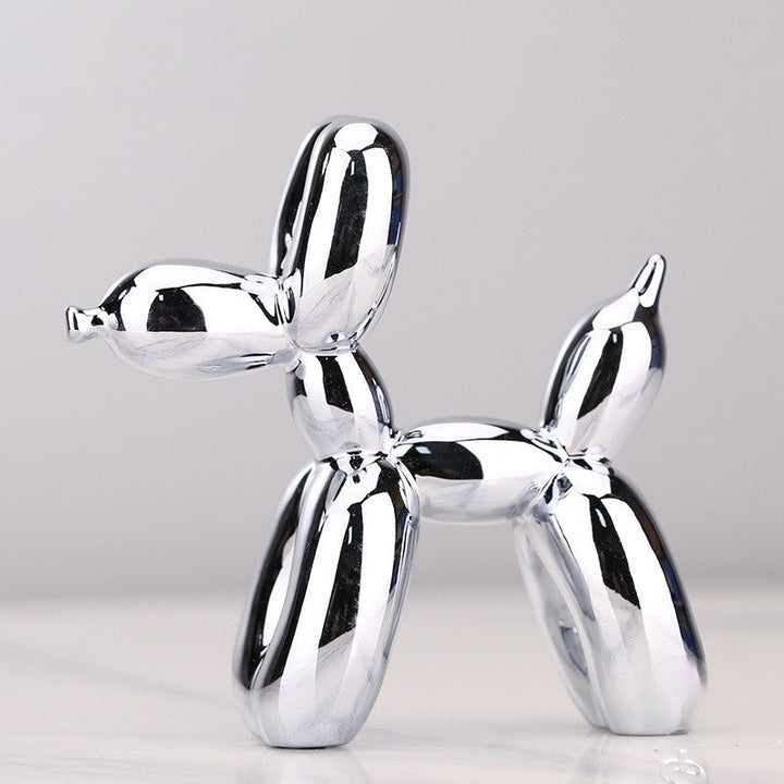 Sculpture de chien ballon moderne, décoration intérieure brillante et fantaisie.