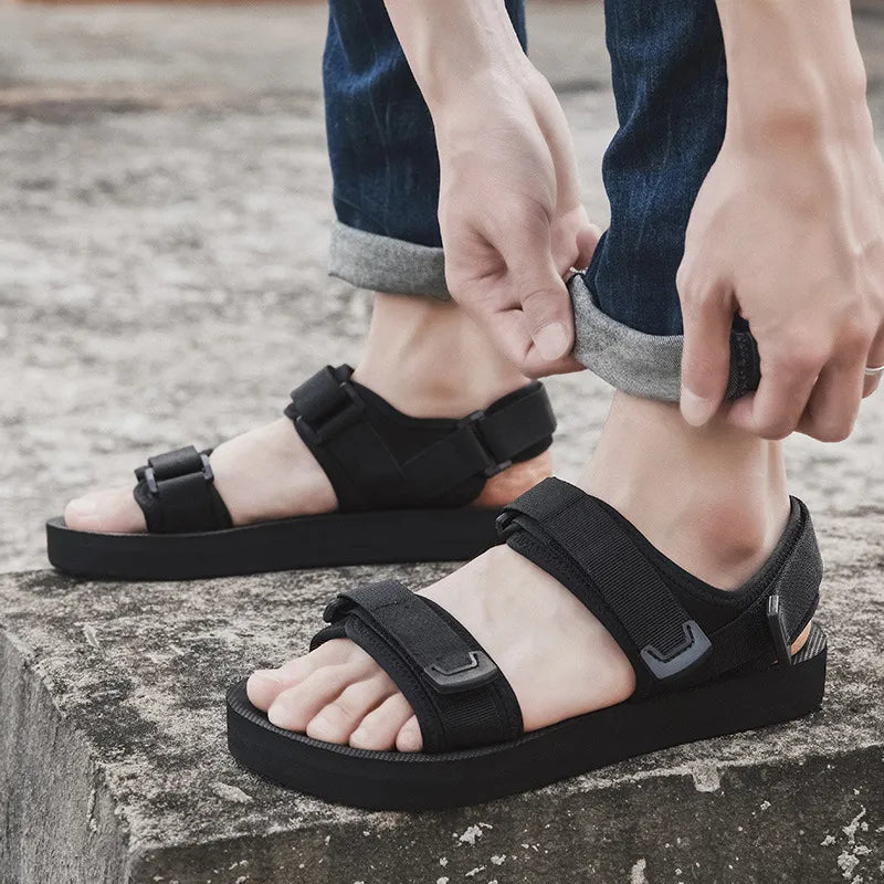 Paire de sandales homme respirantes et légères, offrant un confort supérieur pour les grandes tailles. Idéales en été.