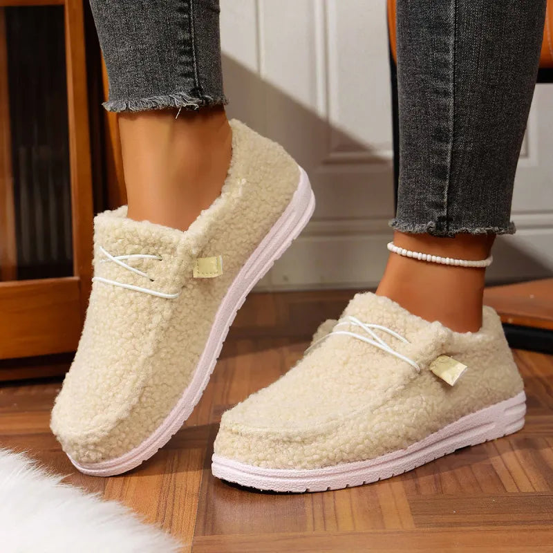 Pantoufles teddy ultra douces femme, idéales pour le cocooning et la chaleur hivernale.