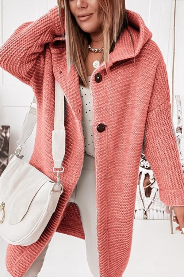 Gros plan sur les boutons du cardigan à capuche femme, doux et tendance, essentiel mode hiver.