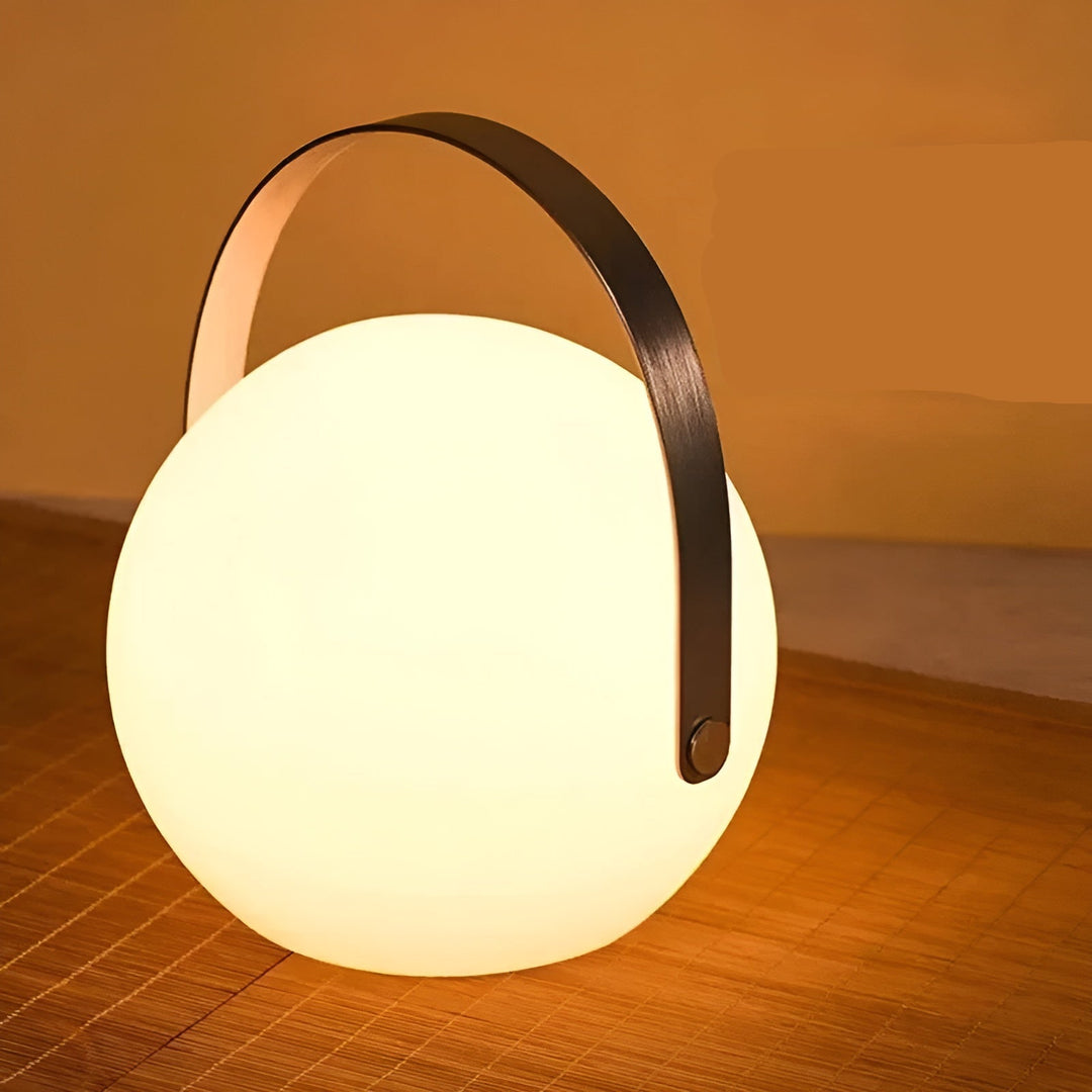 Lampe de table LED Lumora sans fil, design moderne, étanche pour intérieur et extérieur.