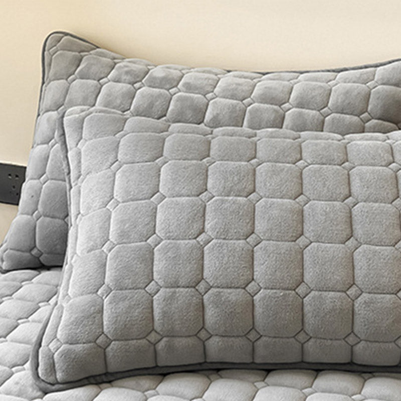 Couverture luxueuse moderne à texture carrée, parfaite pour le confort et l'élégance de la chambre.