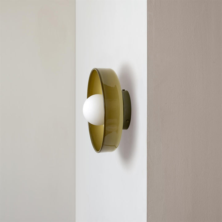 Lampe de plafond LED ronde, efficacité énergétique pour éclairage intérieur moderne.