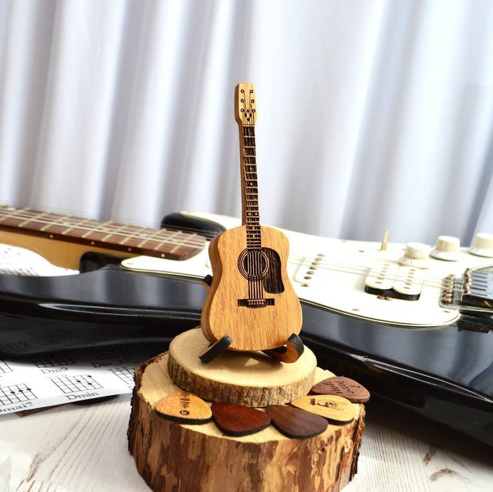 Support médiators en chêne élégant pour guitare. Rangement pratique pour accessoires de musicien.