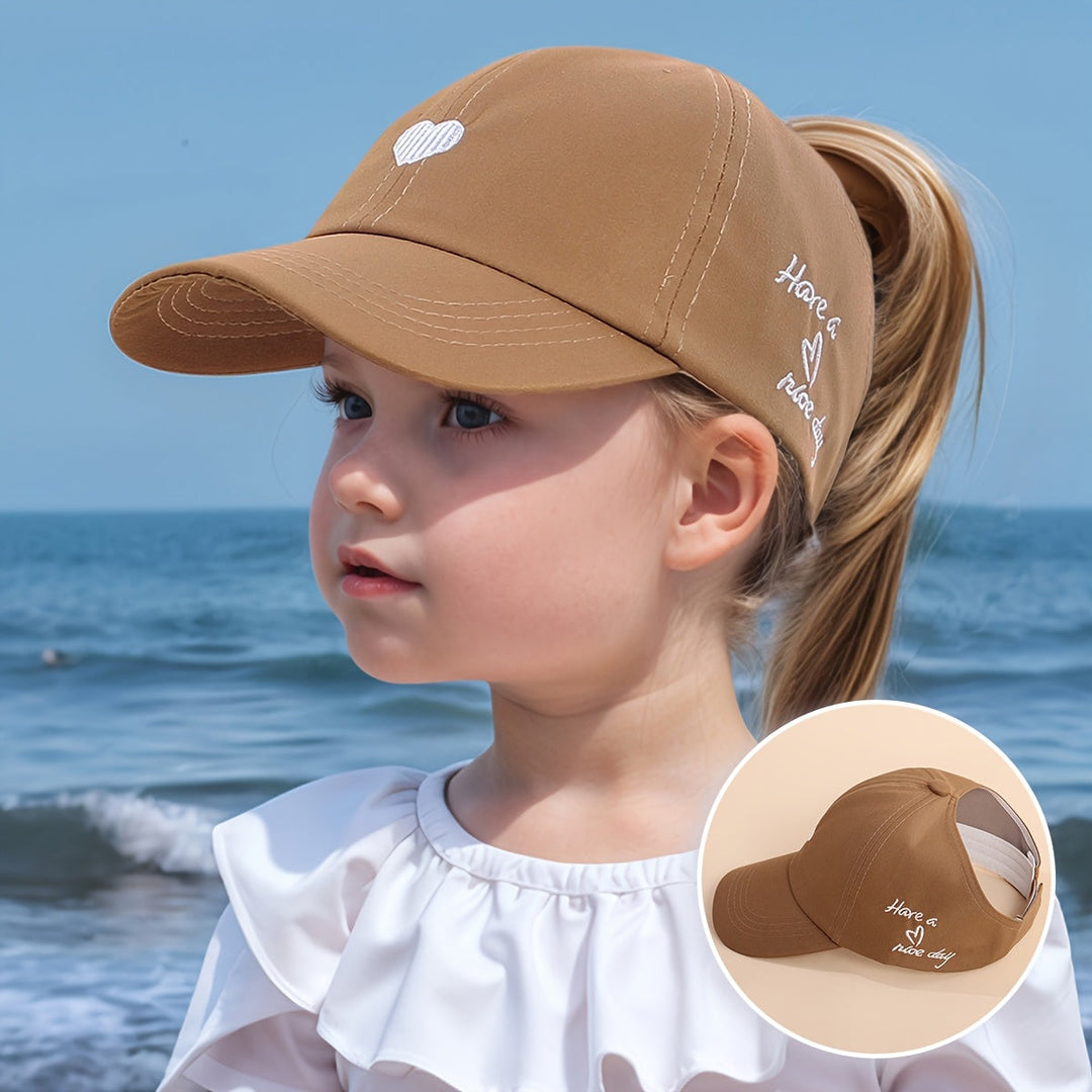 Chapeau de baseball réglable pour fille, motif cœur brodé, accessoire mode et protection UV.