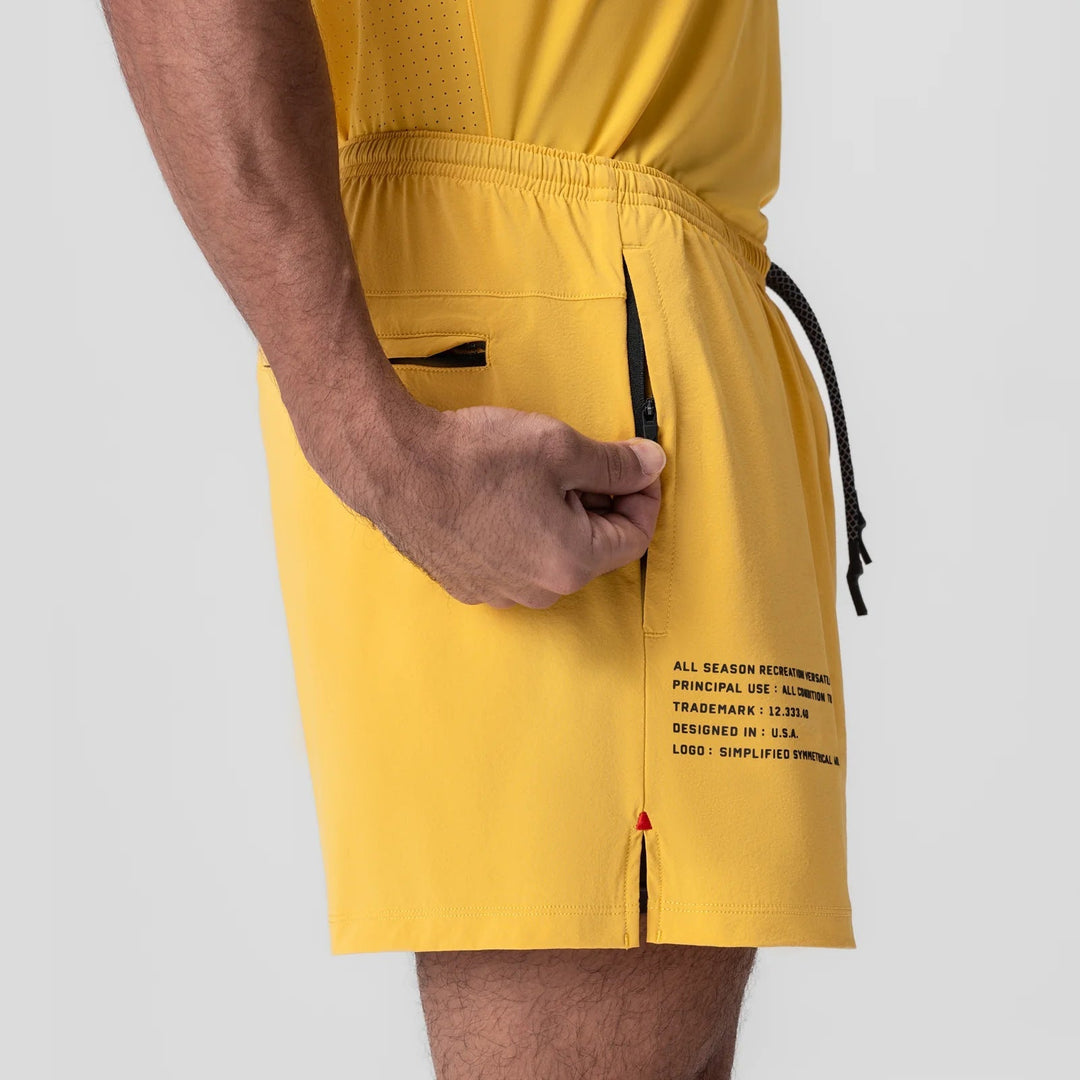 Short léger pour homme, essentiel pour les entraînements de course et les séances de fitness.