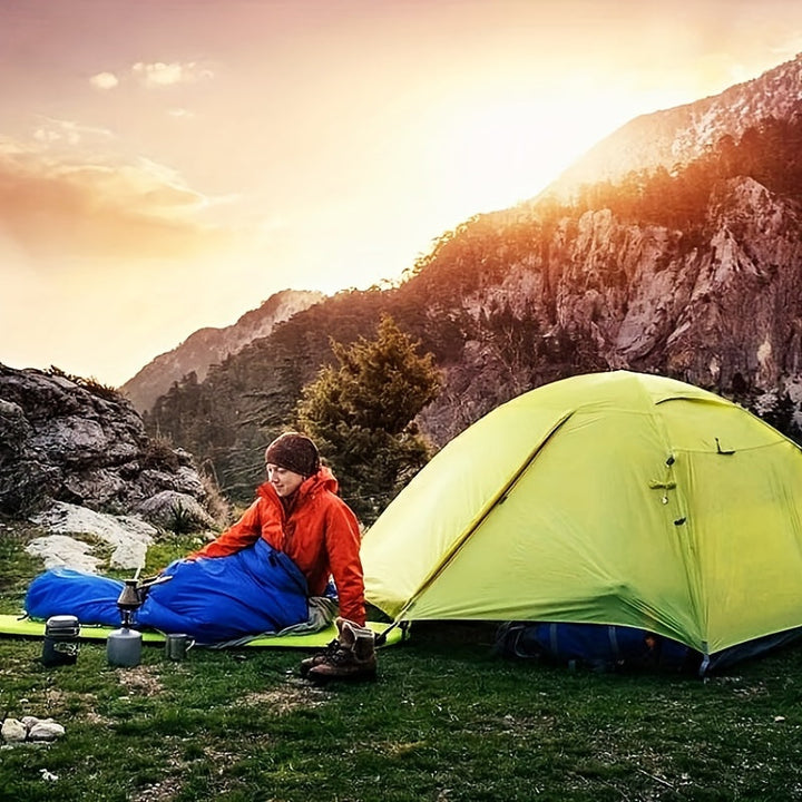 Équipement de voyage essentiel : sac de couchage chaud avec capuche pour nuits froides en plein air.