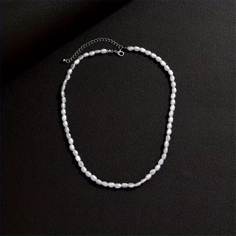 Collier homme moderne en perles baroques ivoire nacré et nacre. Accessoire chic pour un look masculin affirmé.