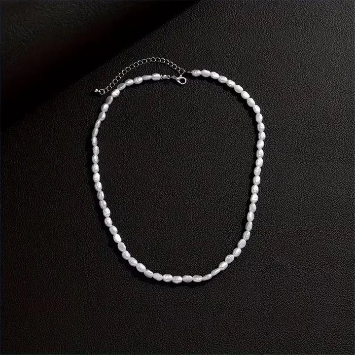 Collier homme moderne en perles baroques ivoire nacré et nacre. Accessoire chic pour un look masculin affirmé.