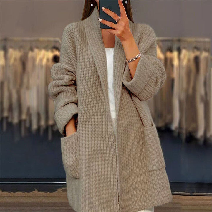 Veste cardigan femme ample en maille beige à poches. Style décontracté chic pour l'automne et l'hiver.