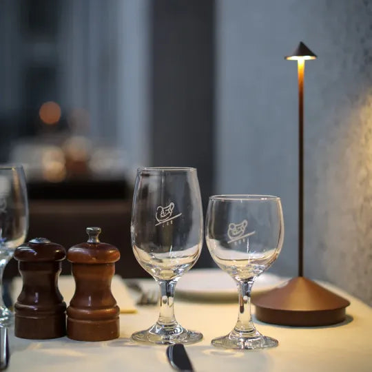Lampe LED sans fil, lumière ajustable. Design contemporain, parfait pour toute décoration.
