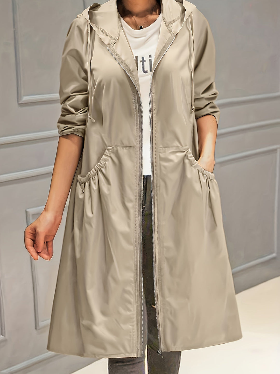 Manteau long femme noir avec capuche, élégant et chaud pour l'hiver. Protection quotidienne chic.