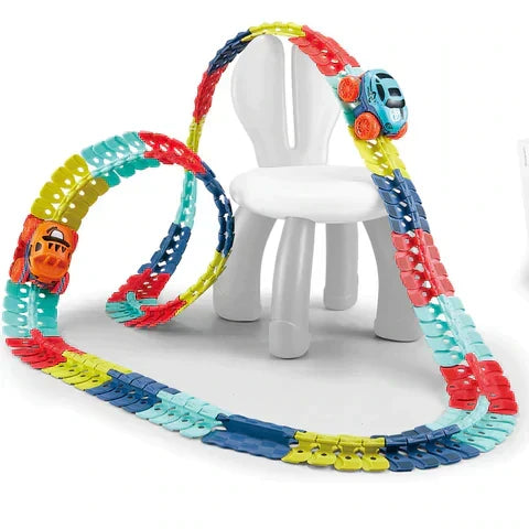 Parents et enfants construisant ensemble un circuit de voiture magnétique flexible, jeu interactif familial.
