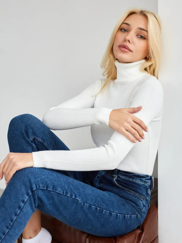 Confortable pull à col roulé pour femme, idéal pour être superposé en hiver et rester au chaud.
