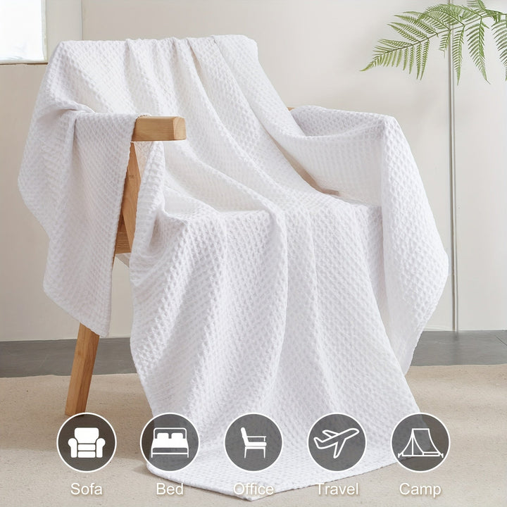 Couverture Cloudweave grise gaufrée, parfaite pour se blottir, ajoute une touche cosy à la décoration.