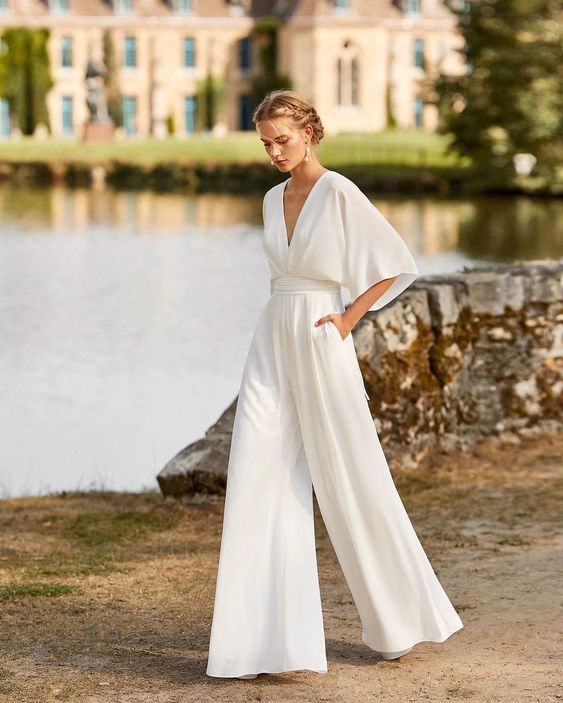 Combinaison femme habillée, décolleté plongeant séduisant, pantalon à jambes larges fluides. Parfait pour la soirée.