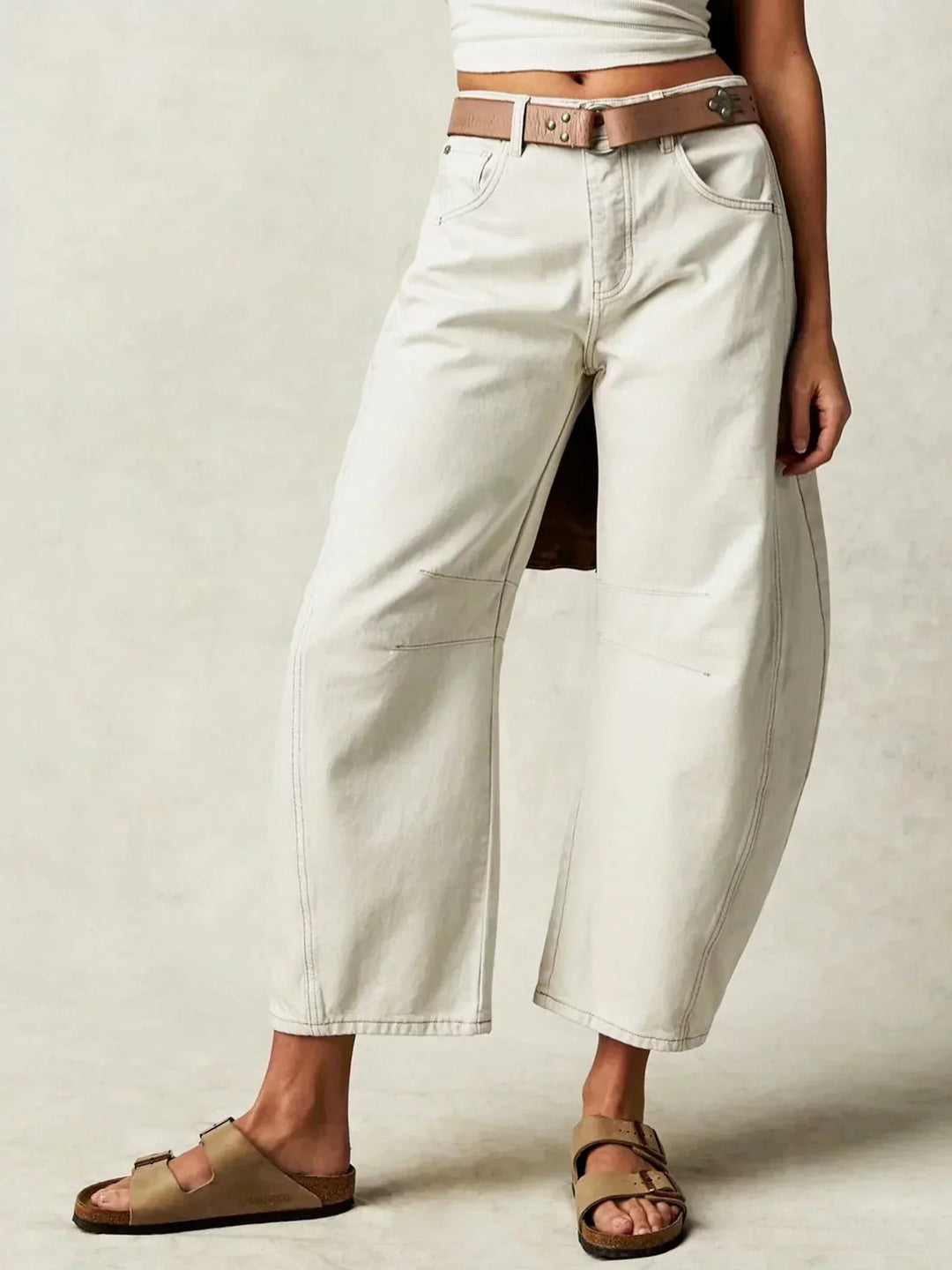 Jean femme moderne, taille haute et jambes larges, parfait pour un style quotidien actuel et tendance.