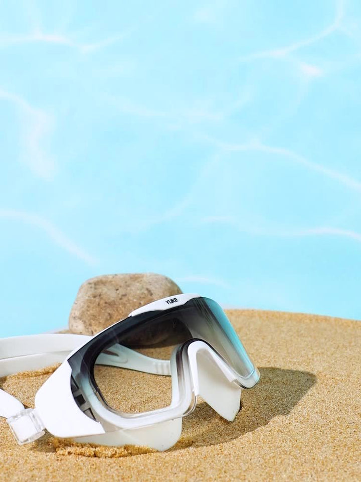 Lunettes natation HD anti-buée et étanches pour une clarté optimale en eau libre et piscine.