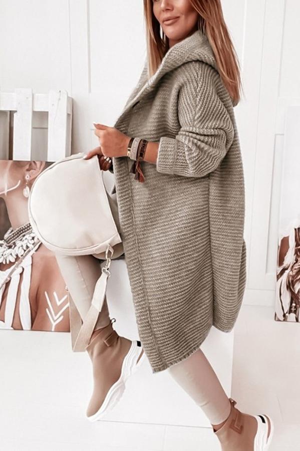 Pull boutonné à capuche femme, doux au toucher, parfait pour le confort et la mode hivernale.