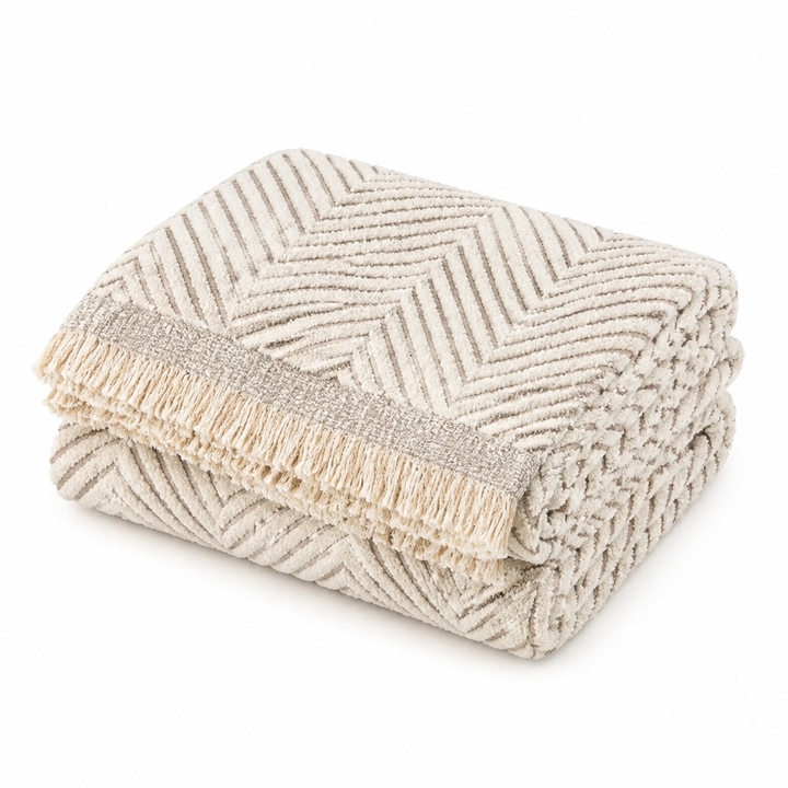 Housse de canapé ajustée motif chevrons et rayures, idéale pour protection et décoration moderne du salon.