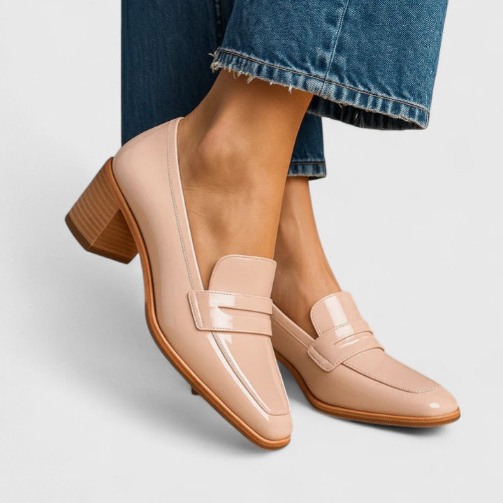 Mocassins orthopédiques Natalie beige pour femmes, confortables et élégants, avec talon bloc pour un style chic quotidien.