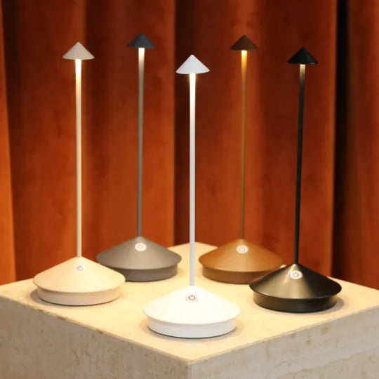 Lampe de chevet LED sans fil. Dimmable, idéale pour une lumière douce avant de dormir.