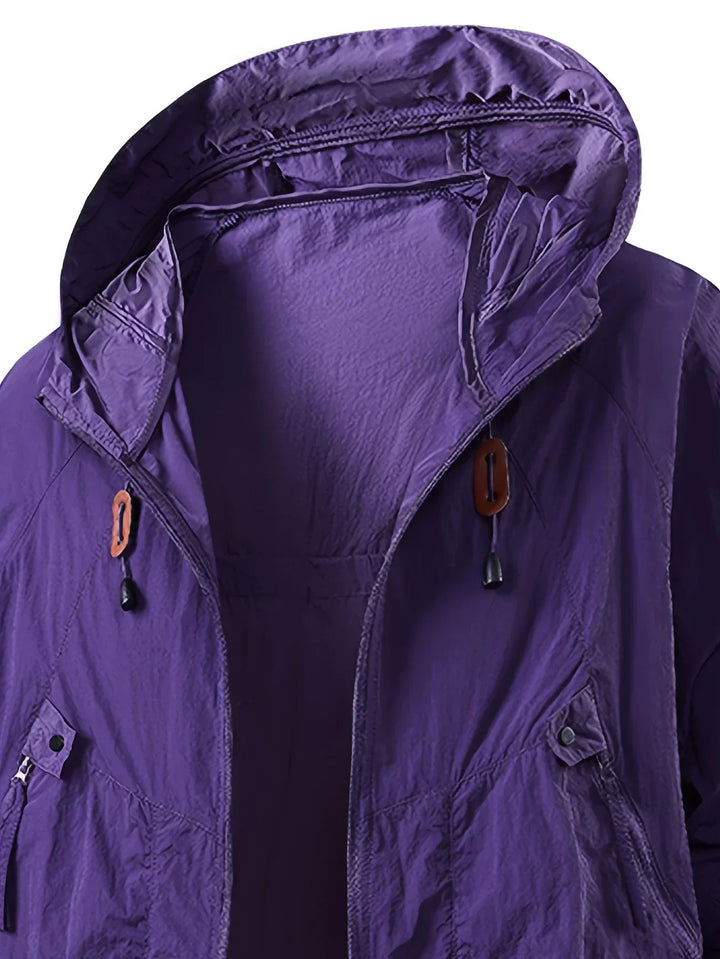 Veste à capuche technique, conçue pour le confort et la protection lors de vos sorties.