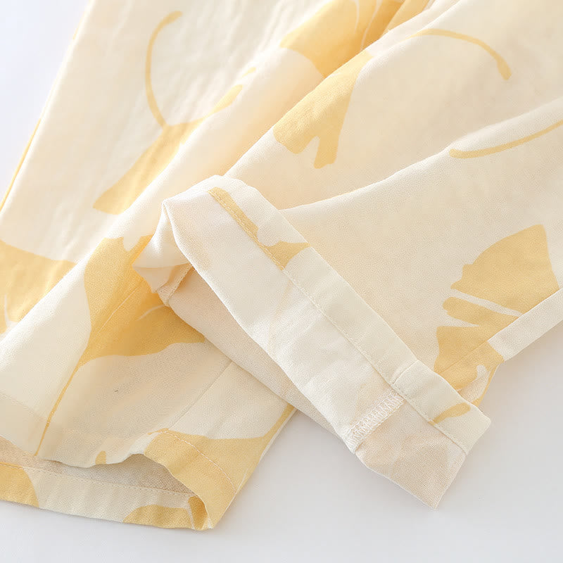 Mode femme : Pyjama élégant avec feuilles de ginkgo, ensemble nuit léger et confortable pour la détente.