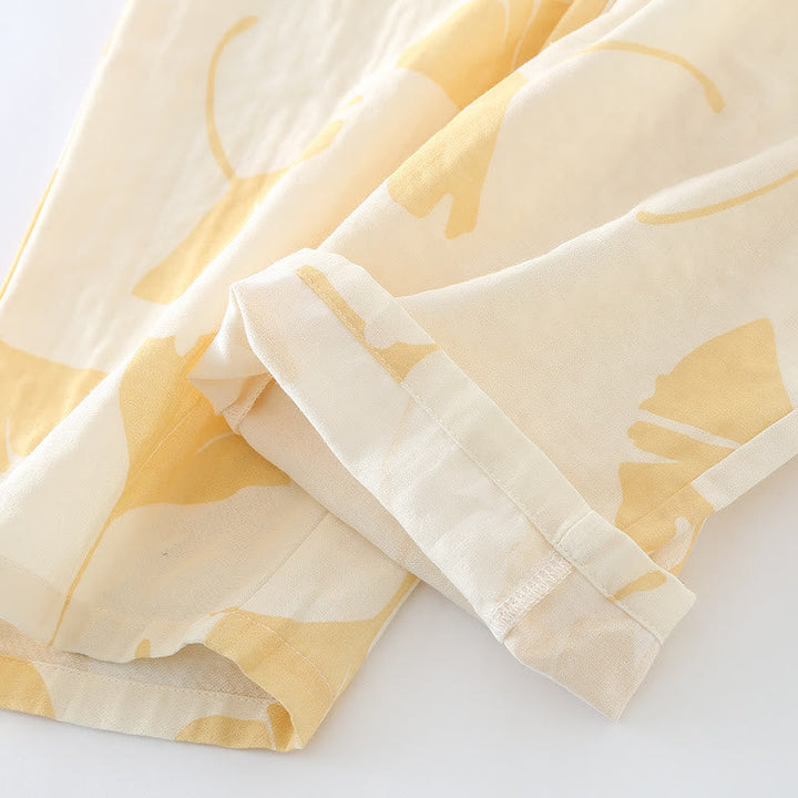 Mode femme : Pyjama élégant avec feuilles de ginkgo, ensemble nuit léger et confortable pour la détente.