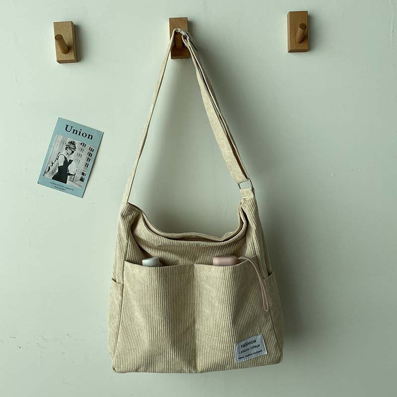 Élégant sac à main femme en velours côtelé noir, multi-compartiments, parfait pour le style urbain.