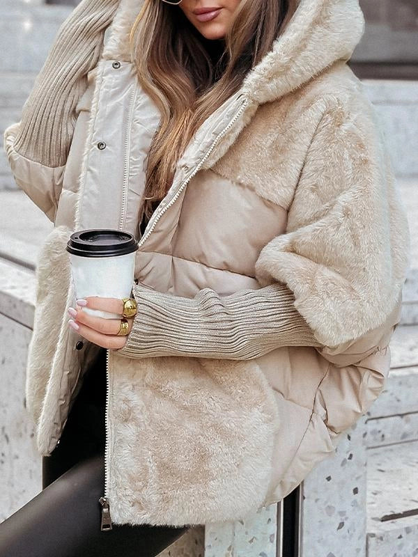Femme portant une veste matelassée élégante en ville. Chaleur et style urbain pour le froid.