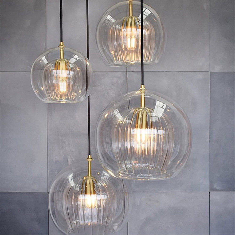 Lampe suspendue globe verre, éclairage LED ambre, décoration intérieure moderne et chaleureuse.