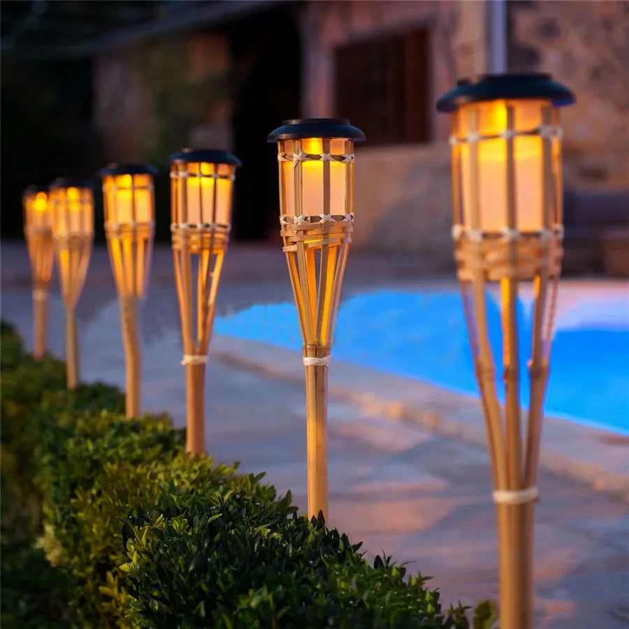 Torche solaire écologique, énergie verte. Éclairage extérieur étanche autonome pour jardin et chemins.