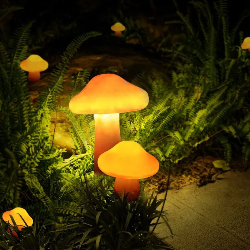 Décoration de jardin LED champignon orange, crée une ambiance chaleureuse et lumineuse en résine résistante.