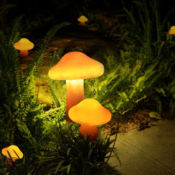 Décoration de jardin LED champignon orange, crée une ambiance chaleureuse et lumineuse en résine résistante.