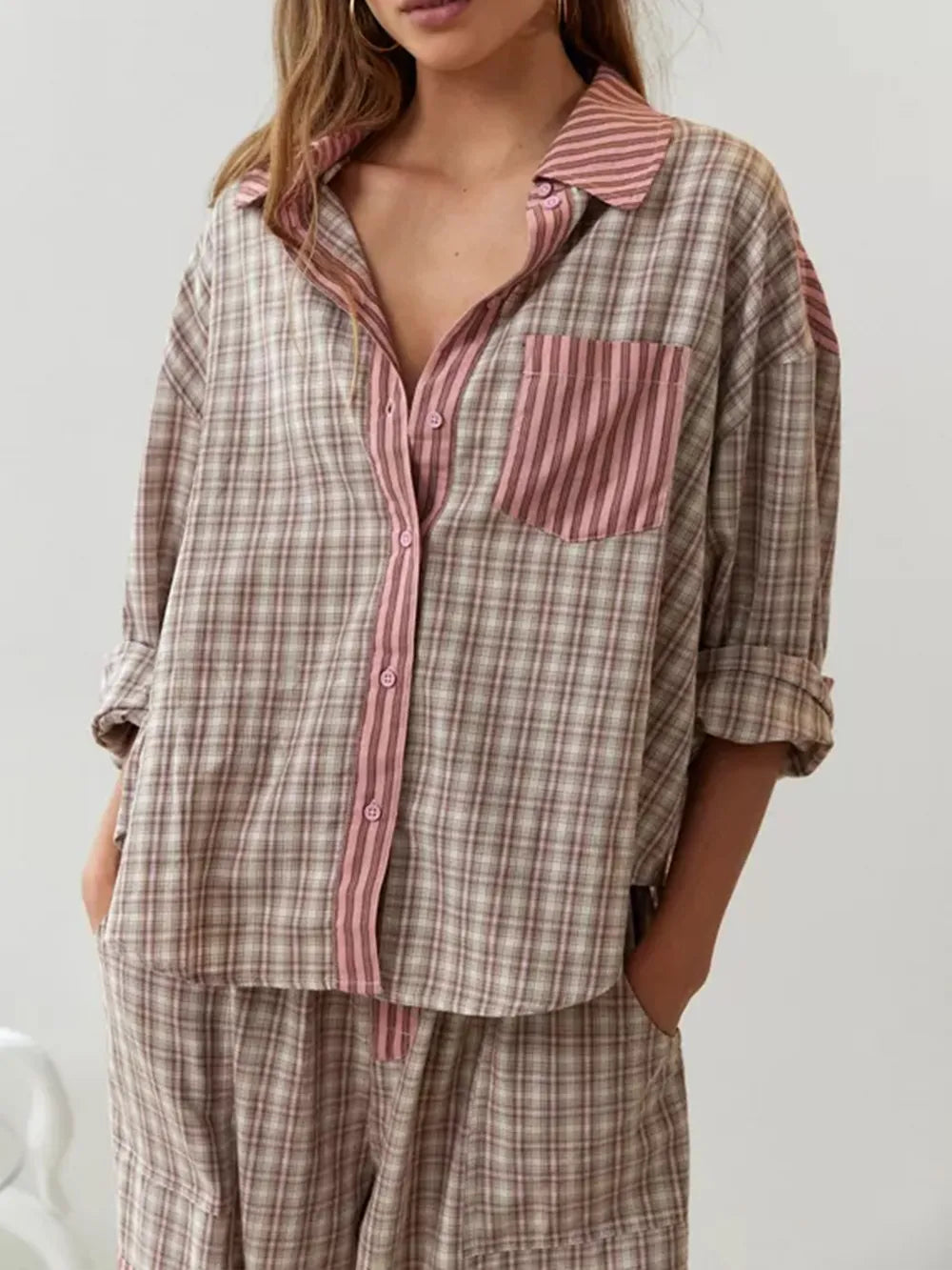 Ensemble de nuit femme confortable et décontracté en coton doux, idéal pour la détente et le repos. Qualité luxe.