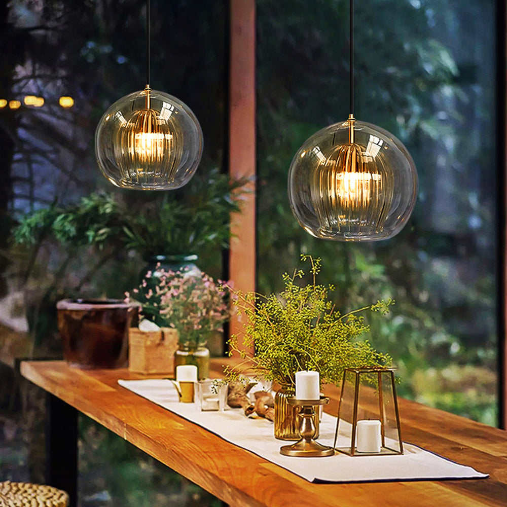 Lampe suspendue moderne en verre globe transparent pour salon design élégant.