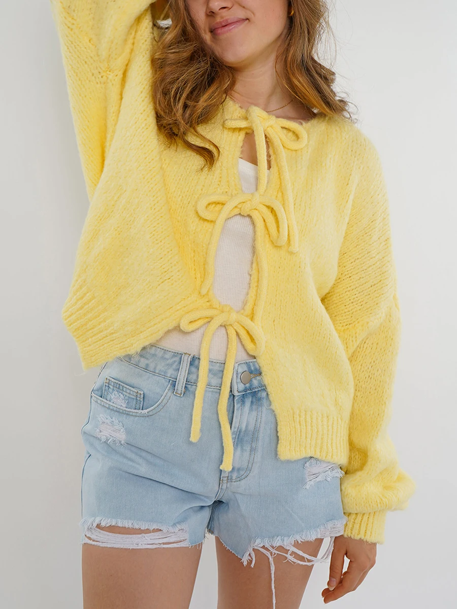 Cardigan femme élégant avec un nœud avant distinctif. Gilet confortable, idéal pour diverses occasions.